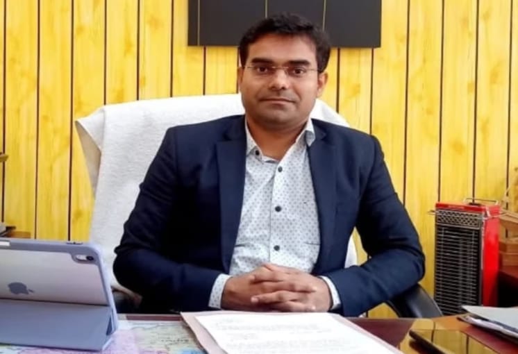 माइनिंग इंस्पेक्शन करने पहुंचे मंडी सदर के एसडीएम आईएएस ओमकांत ठाकुर पर गुंडों ने हमला कर दिया। माफिया के लोग इतनी बुरी तरह से झपटे कि एसडीएम के दांत तोड़ डाले। उन्हें उपचार के लिए जोनल हॉस्पिटल ले जाया गया है। दो दांत टूटे हैं और चोट भी लगी है।