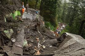 हिमाचल में भारी बारिश के कारण कई जगहों पर भूस्खलन