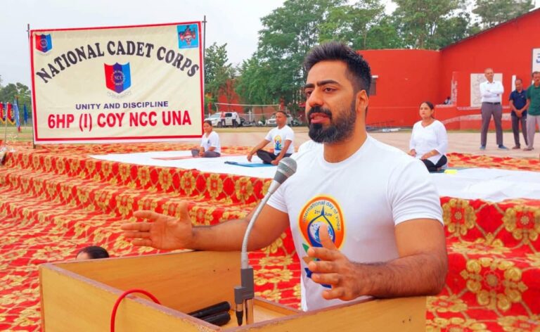 अंतरराष्ट्रीय योग दिवस पर पेखुबेला में आयोजित हुआ जिला स्तरीय योग समारोह