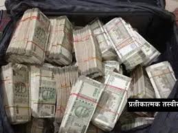 एक लाख के बदले देते थे पांच लाख रुपए के नकली नोट पुलिस वाले बनकर लोगों से सेटलमेंट करने वाला गिरोह गिरफ्तार पटियाला, पंजाब में पटियाला के नाभा पुलिस ने एक बड़े गिरोह को काबू किया है। जो लोगों को एक लाख के बदले 5 लाख रूपए के नकली नोट देते थे। यह गिरोह नकली नोटों को जालंधर, लुधियाना, हरियाणा को चीका व कैथल में सप्लाई कर चुका है। पुलिस ने सात लोगों को गिरफ्तार किया है जिनमें से दो महिलाएं भी है। ये लोग नकली नोट मंगवाने के बाद लोगों को सप्लाई कर रहे थे। इन लोगों से 500-500 मूल्य के नौ लाख रुपये की नकली करंसी, दो कारें व लाइसेंसी पिस्तौल बरामद किए गए। एसपी डी गुरबंस सिंह बैंस ने बताया कि कुलविंदर कौर के खिलाफ पहले भी नकली नोट सप्लाई करने का मामला दर्ज है जिस कारण उसके लिंक नकली नोट बनाने वालों से थे। जब नकली नोट लेकर आते थे जिसके बाद ये लोग नकली नोट खरीदने वालों की तलाश करते थे। यही नहीं, खुद भी 500-500 रुपये के यह नकली नोट छोटी रेहड़ियों, ढाबों, पेट्रोल पंप और छोटी दुकानों पर इस्तेमाल करते थे। नकली नोट खरीदने वाले ग्राहक मिलते ही ये लोग एक लाख रुपये के बदले पांच लाख रुपये के नकली नोट का सौदा कर सप्लाई पहुंचा देते थे। यह गिरोह इतना शातिर है कि लोगो को नकली नोट बेचने का सौदा करने के बाद खुद सीआइए स्टाफ की टीम बनकर नकली नोट व असली नोट दोनों ही कब्जे में ले लेते थे। यही नहीं, मौके पर ही पकड़े गए व्यक्ति से असली नोट व नकली नोट हासिल करने के बाद सैटलमेंट के बदले अन्य पैसे भी हासिल करते थे। आरोपियों की पहचान कुलविंदर कौर निवासी करतार नगर खन्ना, करमजीत कौर निवासी उगोके थाना सेहना जिला बरनाला, रणबीर सिंह गांव ढडरियां जिला संगरूर, जोगिंदर सिंह निवासी गांव घंगेरा जिला होशियारपुर, भूपिंदरपाल सिंह निवासी धूरा जिला संगरूर, कुलवंत सिंह निवासी गांव गौदाया, लक्की मोगा निवासी टिब्बा रोड कंपनी बाग गली नंबर-2 लुधियाना के रूप में हुई है।
