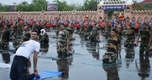अटारी-वाघा और हुसैनीवाला बॉर्डर पर बीएसएफ जवानों ने किया योगाभ्यास