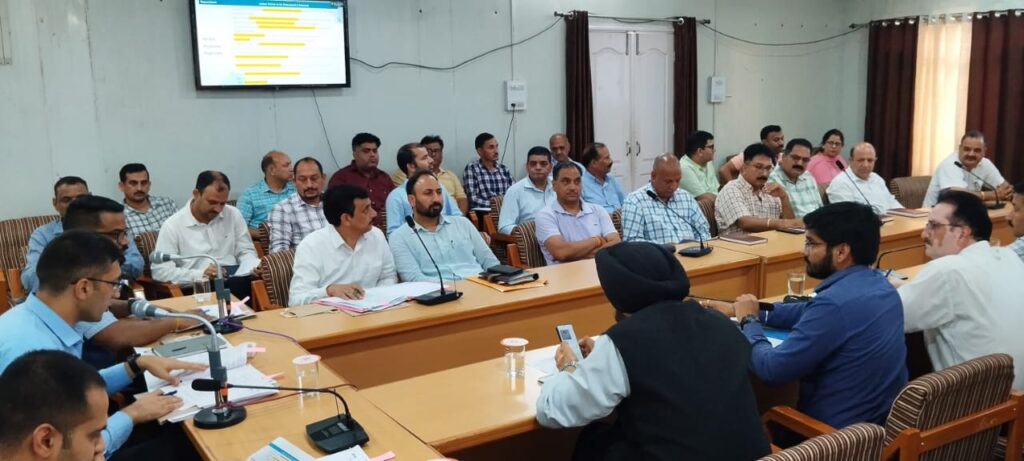 मानसून-2025 के तहत पूर्व तैयारियों की समीक्षा को लेकर बैठक आयोजित उपायुक्त मुकेश रेपसवाल ने की अध्यक्षता आपदा प्रबंधन में समन्वित प्रयास आवश्यक– उपायुक्त मुकेश रेपसवाल चंबा, जून 22 उपायुक्त मुकेश रेपसवाल ने मानसून-2025 के दौरान चंबा ज़िला में सभी संबंधित विभागीय अधिकारियों, पंचायती राज जनप्रतिनिधियों तथा आपदा मित्रों व स्वयंसेवकों के समन्वित प्रयासों की आवश्यकता जताते हुए सुनियोजित आपदा प्रबंधन व त्वरित राहत कार्यों के माध्यम से संभावित जोखिमों को न्यूनतम करने के निर्देश दिए हैं। उपायुक्त आज दक्षिण-पश्चिम मानसून-2025 की पूर्व तैयारियों की समीक्षा को लेकर उपायुक्त कार्यालय के सभागार में आयोजित बैठक की अध्यक्षता करते हुए बोल रहे थे। मुकेश रेपसवाल ने सभी उपमंडल दंडाधिकारी नागरिक (एसडीम) को दूरस्थ ग्राम पंचायतों में आवश्यक सामग्री की उपलब्धता सुनिश्चित बनाने तथा उप मंडलीय आपदा प्रबंधन नियंत्रण कक्ष को लगातार सक्रिय रखने को कहा। उन्होंने राष्ट्रीय उच्च मार्ग, लोक निर्माण विभाग को संभावित भूस्खलन वाले क्षेत्रों, असुरक्षित सड़कों की सूची तैयार करने व आवश्यक मशीनरी का भी उचित प्रबंध सुनिश्चित बनाने को कहा। साथ में नगर परिषद , नगर पंचायतों को सड़कों के किनारे वर्षा जल निकासी की बेहतर व्यवस्था भी सुनिश्चित करने के निर्देश दिए। उपायुक्त ने बैठक में स्वास्थ्य विभाग, विद्युत बोर्ड, जल शक्ति विभाग, शिक्षा विभाग, पशुपालन विभाग, खाद्य एवं नागरिक आपूर्ति विभाग से संबंधित विस्तृत कार्य की समीक्षा की तथा संबंधित विभागीय अधिकारियों को आवश्यक दिशा-निर्देश दिए। मुकेश रेपसवाल ने विभिन्न जल विद्युत परियोजना प्रबंधकों को विशेष नोडल अधिकारी नियुक्त करने के निर्देश देते हुए आपदा प्रबंधन से संबंधित कार्यों की नियमित समीक्षा करने को कहा। बैठक में मुख्य चिकित्सा अधिकारी ने अवगत किया कि आवश्यक दवाइयां की उपलब्धता को सुनिश्चित बनाया गया है, साथ में डायरिया नियंत्रण के लिए अभियान 31 जुलाई तक संचालित रहेगा। जल शक्ति विभाग के प्रतिनिधि ने बैठक में बताया कि जिला में सभी जल स्रोतों की साफ-सफाई व्यवस्था पूर्ण कर ली गई है। ज़िला नियंत्रक खाद्य एवं नागरिक आपूर्ति विभाग के प्रतिनिधि ने जानकारी दी कि आपदा प्रबंधन के दृष्टिगत ज़िले की दूरस्थ 45 उचित मूल्य दुकानों के माध्यम से आवश्यक राशन की आपूर्ति के निर्देश जारी किए गए हैं। विद्युत बोर्ड के अधिशासी अभियंता ने बैठक में बताया कि निर्बाध विद्युत आपूर्ति व्यवस्था सुनिश्चित बनाने के लिए ट्रांसमिशन लाइनों का रखरखाव एवं मरम्मत कार्य संपूर्ण कर लिया गया है। उपायुक्त ने बताया कि आपदा स्थिति में टोल फ्री नंबर 1077 पर संपर्क किया जा सकता है। इसके अतिरिक्त कोई भी व्यक्ति आपदा का ऑडियो-वीडियो संदेश व्हाट्सएप नंबर 98166-98166 पर भेजा जा सकता है।