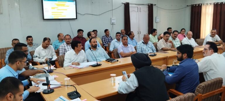 मानसून-2025 के तहत पूर्व तैयारियों की समीक्षा को लेकर बैठक आयोजित उपायुक्त मुकेश रेपसवाल ने की अध्यक्षता आपदा प्रबंधन में समन्वित प्रयास आवश्यक– उपायुक्त मुकेश रेपसवाल चंबा, जून 22 उपायुक्त मुकेश रेपसवाल ने मानसून-2025 के दौरान चंबा ज़िला में सभी संबंधित विभागीय अधिकारियों, पंचायती राज जनप्रतिनिधियों तथा आपदा मित्रों व स्वयंसेवकों के समन्वित प्रयासों की आवश्यकता जताते हुए सुनियोजित आपदा प्रबंधन व त्वरित राहत कार्यों के माध्यम से संभावित जोखिमों को न्यूनतम करने के निर्देश दिए हैं। उपायुक्त आज दक्षिण-पश्चिम मानसून-2025 की पूर्व तैयारियों की समीक्षा को लेकर उपायुक्त कार्यालय के सभागार में आयोजित बैठक की अध्यक्षता करते हुए बोल रहे थे। मुकेश रेपसवाल ने सभी उपमंडल दंडाधिकारी नागरिक (एसडीम) को दूरस्थ ग्राम पंचायतों में आवश्यक सामग्री की उपलब्धता सुनिश्चित बनाने तथा उप मंडलीय आपदा प्रबंधन नियंत्रण कक्ष को लगातार सक्रिय रखने को कहा। उन्होंने राष्ट्रीय उच्च मार्ग, लोक निर्माण विभाग को संभावित भूस्खलन वाले क्षेत्रों, असुरक्षित सड़कों की सूची तैयार करने व आवश्यक मशीनरी का भी उचित प्रबंध सुनिश्चित बनाने को कहा। साथ में नगर परिषद , नगर पंचायतों को सड़कों के किनारे वर्षा जल निकासी की बेहतर व्यवस्था भी सुनिश्चित करने के निर्देश दिए। उपायुक्त ने बैठक में स्वास्थ्य विभाग, विद्युत बोर्ड, जल शक्ति विभाग, शिक्षा विभाग, पशुपालन विभाग, खाद्य एवं नागरिक आपूर्ति विभाग से संबंधित विस्तृत कार्य की समीक्षा की तथा संबंधित विभागीय अधिकारियों को आवश्यक दिशा-निर्देश दिए। मुकेश रेपसवाल ने विभिन्न जल विद्युत परियोजना प्रबंधकों को विशेष नोडल अधिकारी नियुक्त करने के निर्देश देते हुए आपदा प्रबंधन से संबंधित कार्यों की नियमित समीक्षा करने को कहा। बैठक में मुख्य चिकित्सा अधिकारी ने अवगत किया कि आवश्यक दवाइयां की उपलब्धता को सुनिश्चित बनाया गया है, साथ में डायरिया नियंत्रण के लिए अभियान 31 जुलाई तक संचालित रहेगा। जल शक्ति विभाग के प्रतिनिधि ने बैठक में बताया कि जिला में सभी जल स्रोतों की साफ-सफाई व्यवस्था पूर्ण कर ली गई है। ज़िला नियंत्रक खाद्य एवं नागरिक आपूर्ति विभाग के प्रतिनिधि ने जानकारी दी कि आपदा प्रबंधन के दृष्टिगत ज़िले की दूरस्थ 45 उचित मूल्य दुकानों के माध्यम से आवश्यक राशन की आपूर्ति के निर्देश जारी किए गए हैं। विद्युत बोर्ड के अधिशासी अभियंता ने बैठक में बताया कि निर्बाध विद्युत आपूर्ति व्यवस्था सुनिश्चित बनाने के लिए ट्रांसमिशन लाइनों का रखरखाव एवं मरम्मत कार्य संपूर्ण कर लिया गया है। उपायुक्त ने बताया कि आपदा स्थिति में टोल फ्री नंबर 1077 पर संपर्क किया जा सकता है। इसके अतिरिक्त कोई भी व्यक्ति आपदा का ऑडियो-वीडियो संदेश व्हाट्सएप नंबर 98166-98166 पर भेजा जा सकता है।