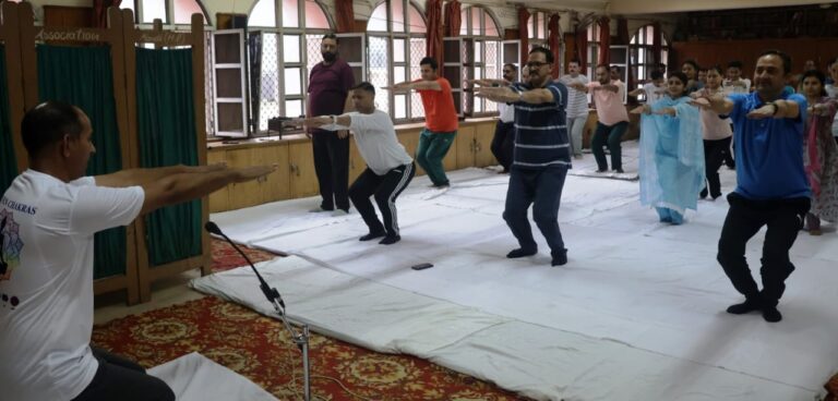 न्यायिक अधिकारियों और कर्मियों ने योग दिवस पर किया सामूहिक योगाभ्यास